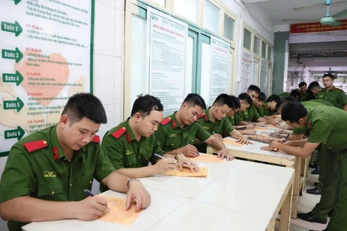 Đoàn viên thanh niên Công an Hà Nội hiến máu kịp thời, giúp bệnh nhân làng Nủ qua cơn nguy kịch