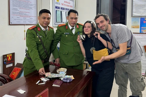 Niềm vui của đôi bạn trẻ người Italy tại Thủ đô Hà Nội yên bình