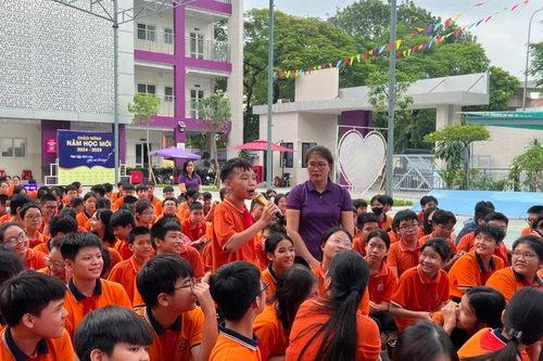 Tuyên truyền Luật Quản lý, sử dụng vũ khí, vật liệu nổ và công cụ hỗ trợ cho thầy và trò Trường THCS Nguyễn Trãi