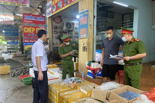 Thu giữ, tiêu hủy hàng tạ thực phẩm không rõ nguồn gốc