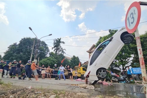 Hà Nội: Trục vớt thành công xe ô tô 4 chỗ bị nước cuốn trôi 