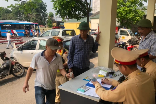 Kiểm tra đột xuất nồng độ cồn, ma túy các ‘bác tài’ tại bến xe Giáp Bát
