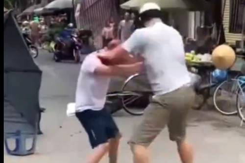 Tạm giữ hình sự đối tượng dùng côn gỗ đập liên tiếp vào đầu ‘đối thủ’ 