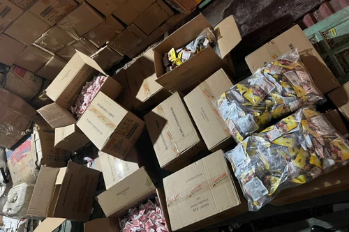 Công an Hà Nội thu giữ gần 1 tấn bánh, kẹo, hạt ngũ cốc không rõ nguồn gốc