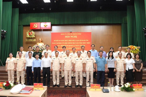 Gương mẫu đi đầu trong việc học tập, thực hiện Sáu điều Bác Hồ dạy