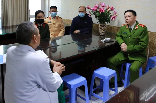 Trao Quỹ phòng, chống tội phạm của thành phố Hà Nội trợ cấp chiến sỹ Công an bị thương trong khi làm nhiệm vụ