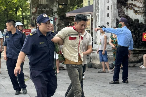 Khống chế đối tượng vô cớ dùng hung khí đánh người đi đường