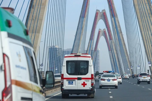 Cảnh sát giao thông Hà Nội và nghẹt thở hành trình "chuyển giao sự sống"