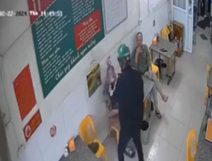 Nghi vấn ghen tuông, người đàn ông bị đổ xăng đốt giữa quán bia