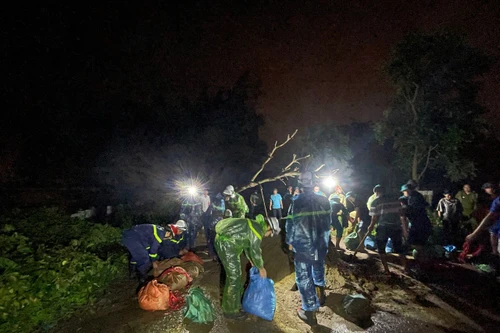 Lực lượng Công an huyện Gia Lâm xuyên đêm cứu trợ các vùng dân cư bị nước sông đe dọa
