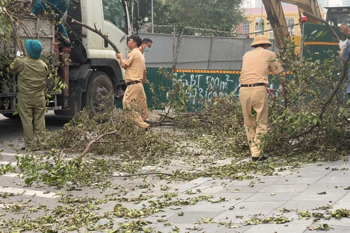 Lực lượng Công an quận Hà Đông phối hợp ra quân dọn dẹp môi trường sau cơn bão số 3