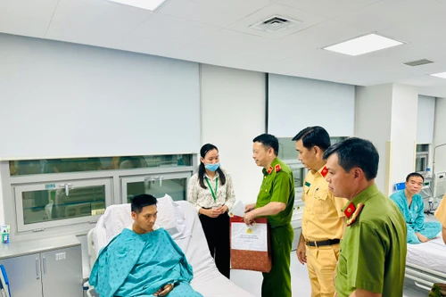 Ban Giám đốc Công an Hà Nội thăm, động viên chiến sĩ CSGT bị thương trong khi làm nhiệm vụ