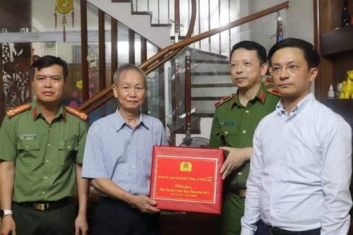 Ban Giám đốc Công an TP Hà Nội thăm hỏi, tri ân các anh hùng, liệt sỹ