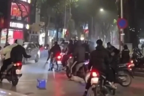 Truy xét nhóm thanh niên hành hung người trên phố Lò Đúc