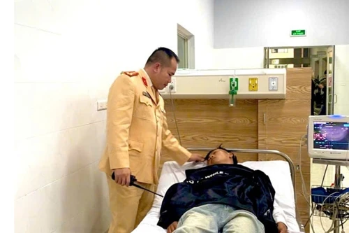 CSGT Hà Nội hỗ trợ kịp thời người đàn ông ngất xỉu trong siêu thị Linh Cường