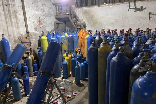 Đột kích kho chứa 'khí cười' lớn tại ngõ Lạc Nghiệp