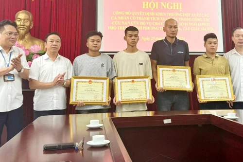 Khen thưởng 4 công dân cứu người trong vụ cháy ở Trung Kính