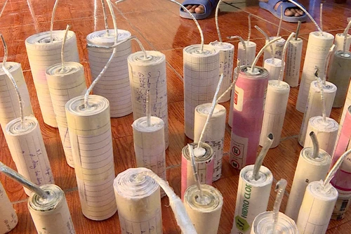 Thiếu niên mua trữ hàng chục cuộn pháo về định đốt chơi Tết