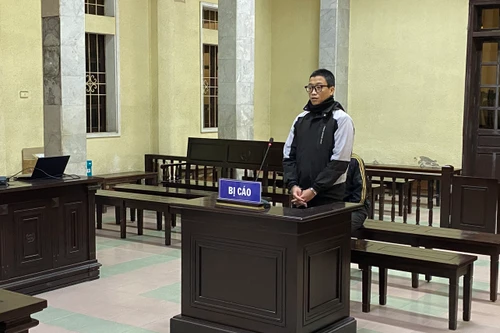 Nam thanh niên trả giá 18 tháng tù giam do buôn pháo trái phép