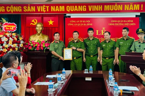 Gắn biển ‘Công an phường Điện Biên điển hình, kiểu mẫu về an ninh trật tự và văn minh đô thị’ 