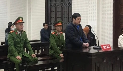 Gây án nghiêm trọng vì nghi vợ 'cờ bạc, trai gái'