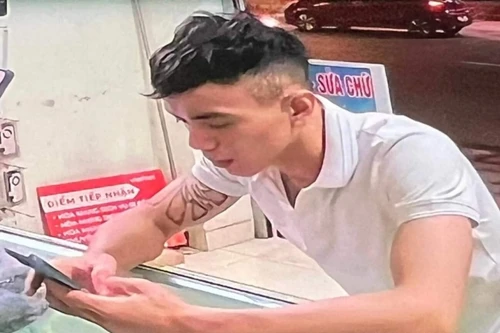Truy tìm kẻ có hình xăm lớn ở bắp tay, cướp giật 2 điện thoại di động trong cửa hàng