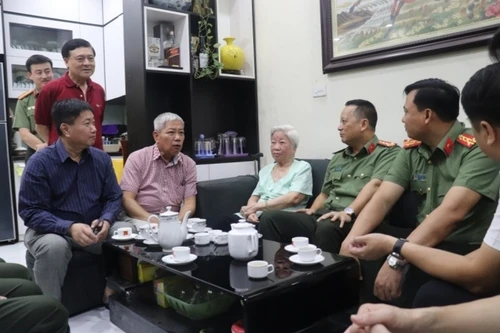 Thăm hỏi, tri ân gia đình cán bộ, chiến sỹ có thân nhân là cán bộ tham gia chiến dịch Điện Biên Phủ