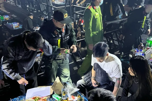 Công an Hà Nội đột kích, bắt quả tang hàng chục 'dân bay' tại bar Star 3 club