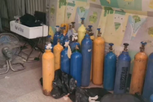 Cận cảnh điểm cung cấp ‘khí cười’ ngay tại quận ‘lõi’ của Hà Nội