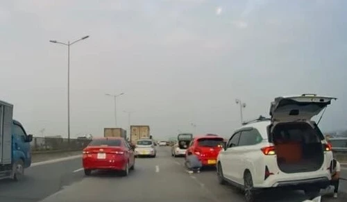 Chỉ huy đội CSGT số 14 nói về sự cố nhiều xe ô tô bị rách lốp trên cầu Thanh Trì