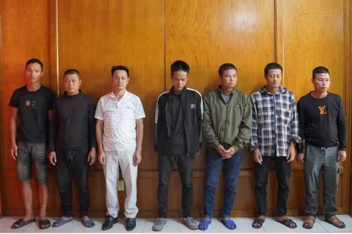 Đột kích ổ khai thác cát trái phép ngay cửa sông Đá Bạc