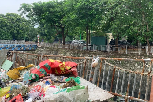 Hình ảnh nhếch nhác, mất an toàn tại lan can nhiều dòng sông ở Hà Nội 