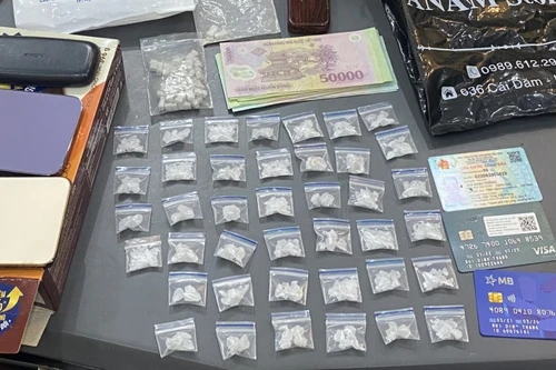 Thu giữ 'gói hàng đặc biệt' của người phụ nữ ngay cửa thang máy khu chung cư cao cấp