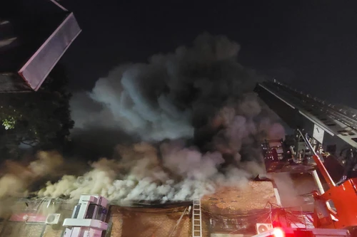 Hơn 2 tiếng đồng hồ khống chế, dập tắt đám cháy quán bar đang sửa trên phố Phó Đức Chính