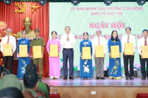 Chủ tịch nước Tô Lâm dự "Ngày hội toàn dân bảo vệ an ninh Tổ quốc" tại phường Cửa Đông