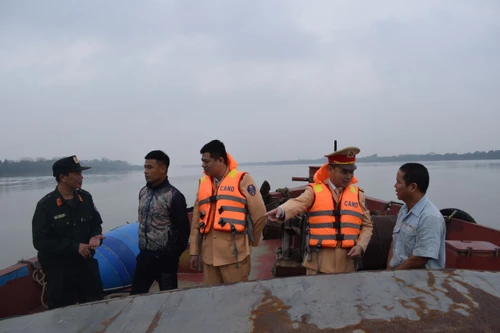 Nửa đêm chặn bắt 2 tàu hút cát trái phép trên sông Hồng