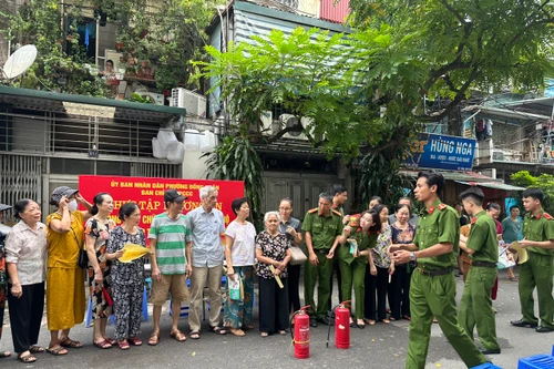 Xem bà con ở khu tập thể cũ quận 'lõi' của Hà Nội phòng ngừa 'giặc lửa'