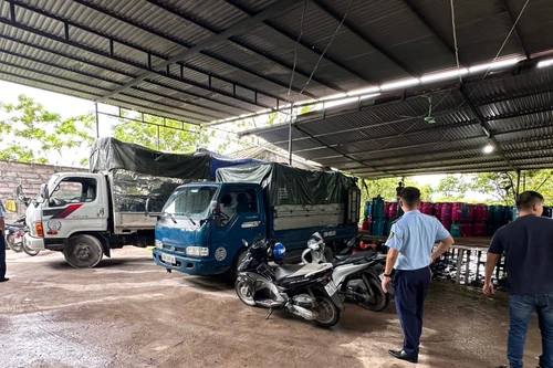 Đột kích điểm nghi vấn san chiết gas trái phép tại xã Đông Mỹ