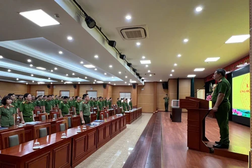 Nghĩa tình của Công an quận Hoàng Mai với đồng bào bị thiệt hại do bão lũ