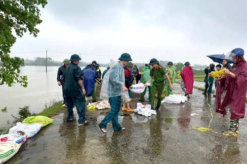 Lực lượng Công an Hà Nội tận tụy, quên mình giúp người dân khắc phục hậu quả bão Yagi