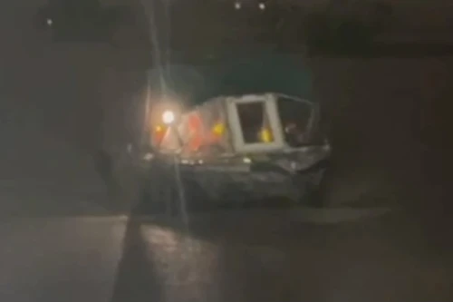 Hình ảnh quả cảm của lực lượng Công an Hà Nội, cứu người dân trên sông Hồng trong mưa lũ