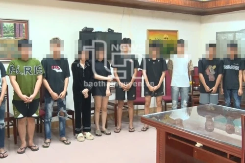 Hai thiếu nữ tham gia nhóm "bốc đầu" xe trên đường cao tốc