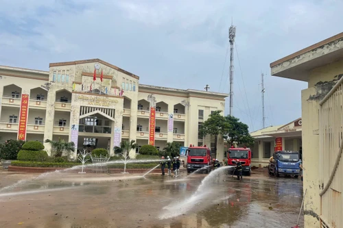 Công an huyện Gia Lâm: Bắt tay ngay vào 'núi việc', khắc phục hậu quả cơ bão số 3