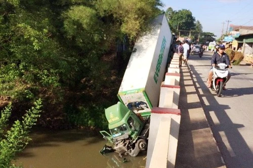 Xe đầu kéo mất lái rơi xuống sông