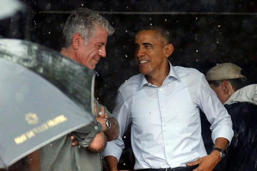 Tổng thống Obama dừng chân trú mưa tại làng Mễ Trì trước khi bay vào TP.HCM