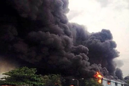 Vụ cháy ở công ty đệm Vạn Thành: Khói đen phủ kín bầu trời Củ Chi