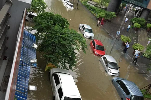 Hà Nội: Hàng loạt "xế hộp" bị nhấn chìm trong biển nước, giao thông bị ùn tắc cục bộ