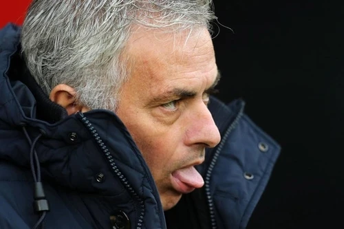 [ẢNH] Ngang nhiên xem trộm chiến thuật đối thủ, Mourinho lĩnh thẻ hy hữu