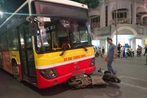 Cô gái trẻ tử vong sau khi xe buýt đâm trúng ô tô 5 chỗ