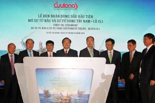 Đón dòng dầu đầu tiên từ mỏ Sư Tử Nâu trên biển